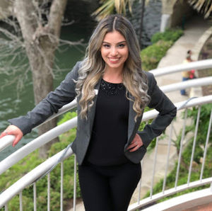 Meet your Posher, Larissa